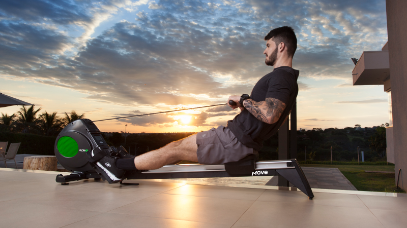 Homem praticando exercicios em casa, como uma das ações do estilo wellness
